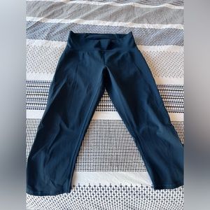 Lululemon high waist capri  leggings size 6, with mesh detail